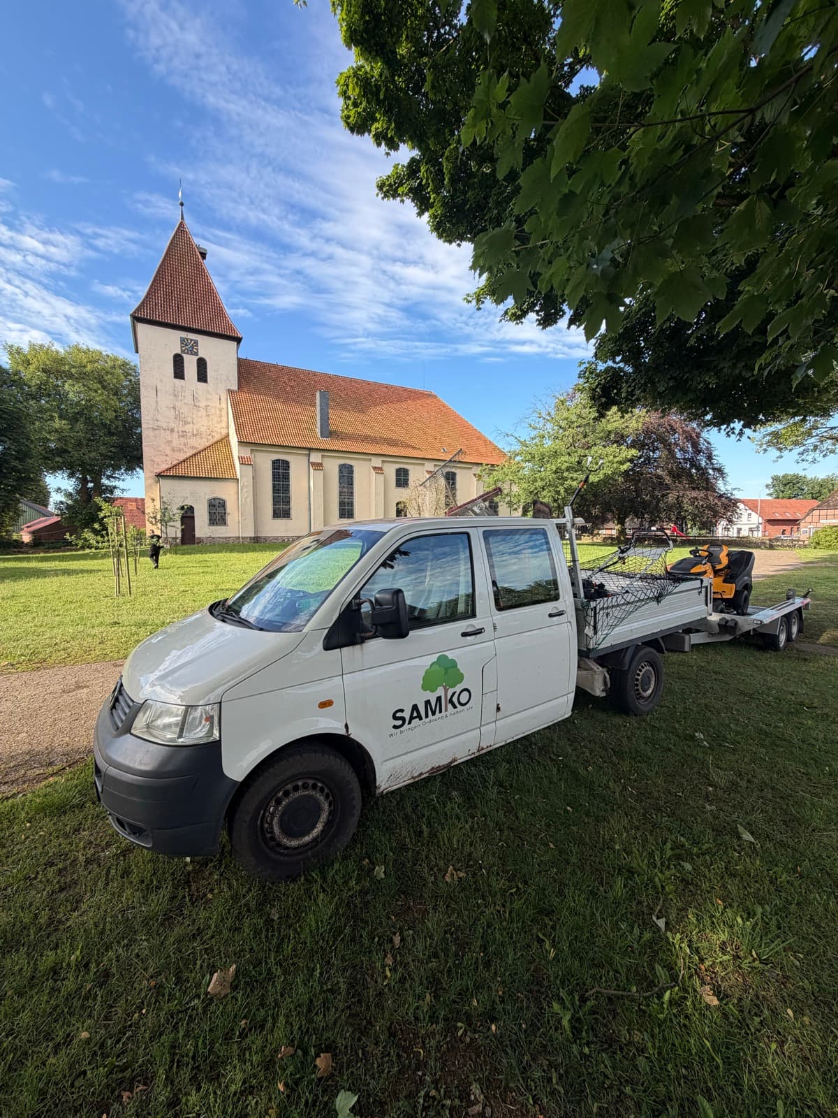 SAMKO-Transporter mit Geräteanhänger im Einsatz an einer Kirche